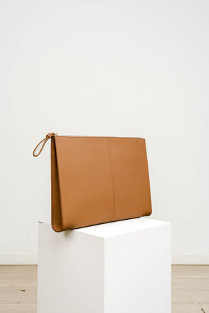SAMPLE/DEFECT SALE - Gia Laptop Sleeve in TAWNY